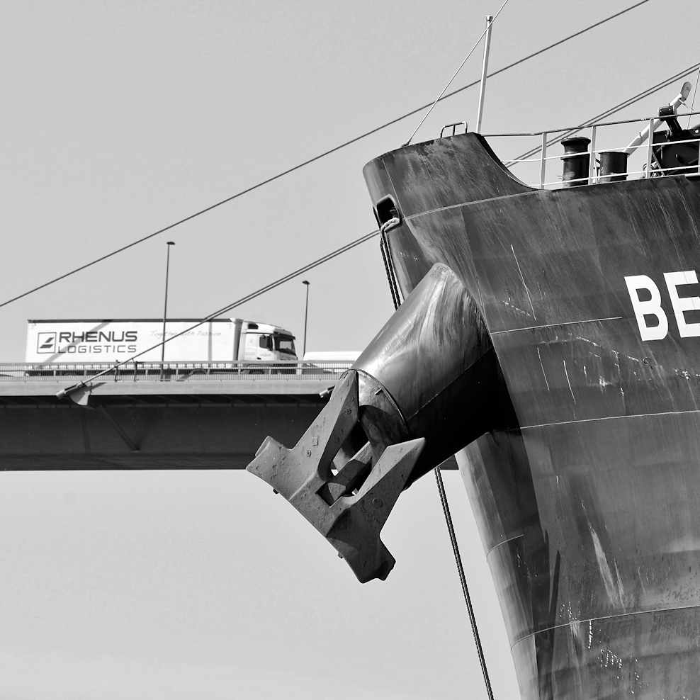 9153-sw Schiffsbug mit Anker vom Massengutschiff  | Schiffsbilder Hamburger Hafen - Schiffsverkehr Elbe